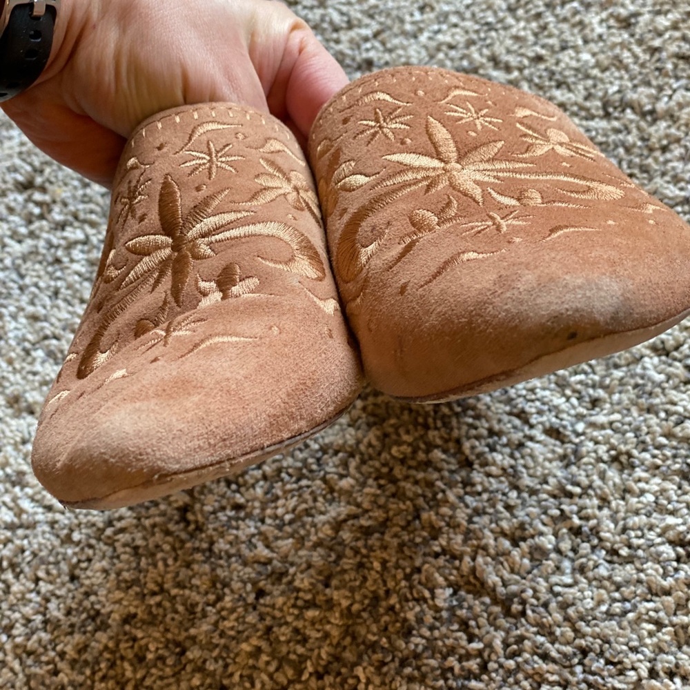 Bernardo Allie Pointed Toe Tan Mules 9 Embroidery - Picture 2 of 4